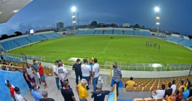 Eduardo Braide prestigia primeira partida noturna no Nhozinho Santos, agora com nova iluminação