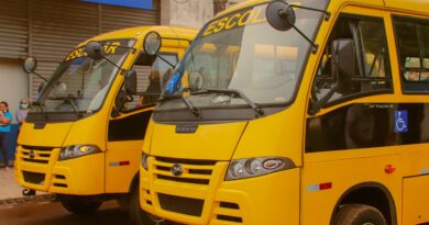Prefeitura de Paulo Ramos entrega ônibus escolares novos para alunos da rede municipal