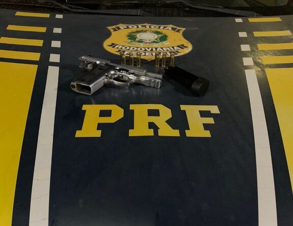 PRF localiza arma de fogo com motorista na BR-230