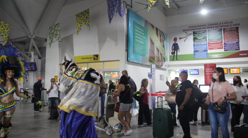 Passageiros são recepcionados com atrações juninas no Aeroporto de São Luís