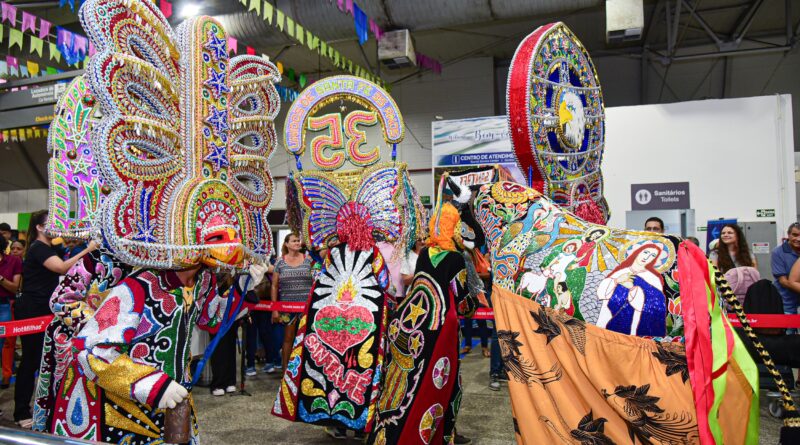 Turistas são recepcionados no Aeroporto de São Luís com o colorido e a música do Boi de Santa Fé