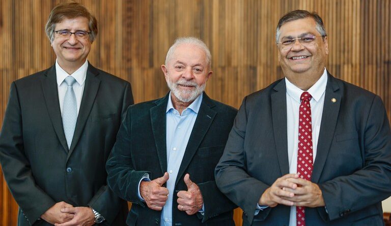 Presidente Lula indica Flávio Dino ao STF