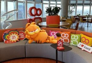 Garfield, em cartaz com novo filme, visita escritório do Kwai em São Paulo