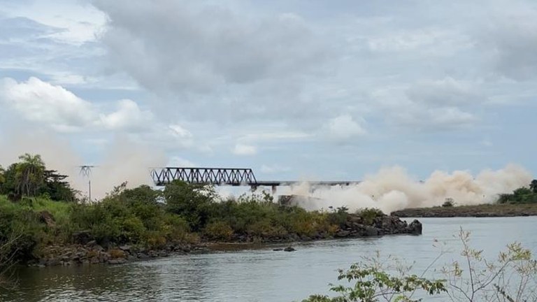 implosão da ponte Juscelino Kubitschek de Oliveira