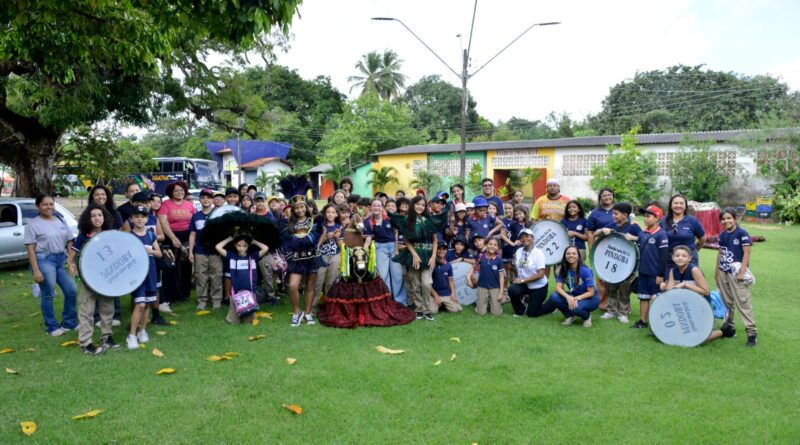 Alunos do SESI Araçagi conhecem os bastidores do Bumba Meu Boi na Pindoba