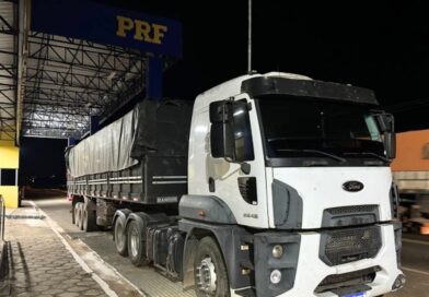 PRF flagra transporte irregular de madeira nativa e apreende carga na BR-230, em Balsas (MA)