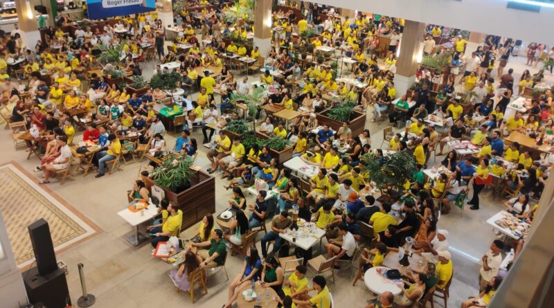 Shopping da Ilha une torcida para assistir aos jogos da Copa na Praça de Alimentação