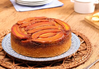 Bolo invertido de banana caramelizada é opção para reunir a família durante as férias escolares