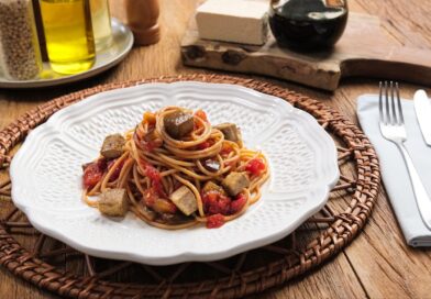 Macarrão com molho de berinjela e tofu é opção nutritiva e cheia de sabor para o dia a dia